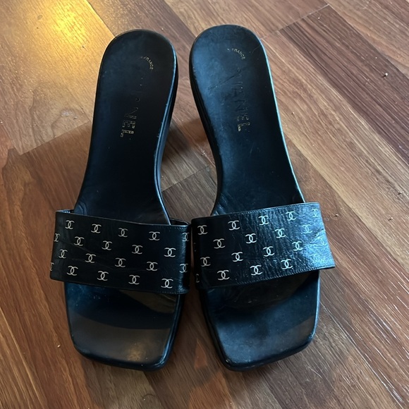 ❤️VINTAGE❤️ RARE Chanel size 40 (9) black logo sandals - Picture 2 of 8